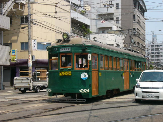 車に追い越される恵美須町発浜寺駅前行きの１６３号